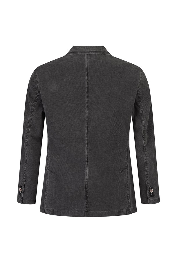 마이크로 조직의 부드러운 면 소재로 제작된 내추럴 가먼트다잉 자켓입니다. 다크 그레이 컬러의 미니멀하고 베이직한 디자인으로, 봄, 가을에 출근룩, 데이트룩 등 폭넓게 활용하기 좋습니다. 레귤러 핏에 버튼 여밈 방식, 긴 소매 기장으로 편안한 착용감을 선사하며, 스트레치 기능으로 활동성을 높였습니다. 가먼트다잉 공법 특유의 자연스러운 색감과 부드러운 촉감이 특징입니다.
