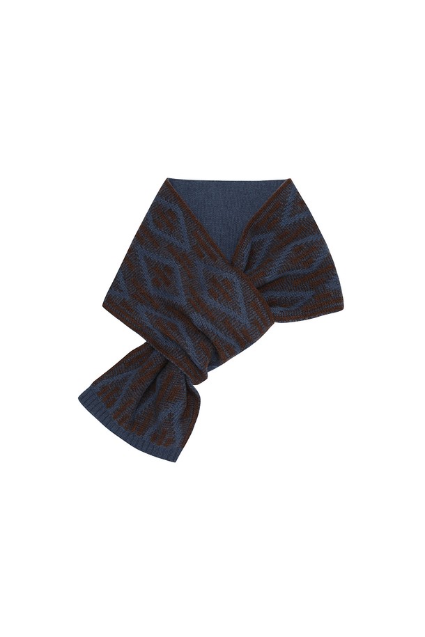 니트 멀티조직 투웨이 쁘띠 머플러 블루 (AMAFAMF40443)는 가을, 겨울철 따뜻함과 스타일을 동시에 선사하는 머플러입니다. 부드러운 촉감의 니트 소재로 제작되어 편안한 착용감을 제공하며, 베이직한 디자인으로 출근룩, 모임룩 등 다양한 TPO에 활용하기 좋습니다. 투웨이 착용이 가능하여, 클래식, 미니멀, 캐주얼 등 다양한 스타일을 연출할 수 있습니다. 패턴 무늬가 돋보이는 블루 컬러로 포인트를 더해, 데일리룩에 활력을 더해보세요. 보온 기능을 갖춰 추운 날씨에도 따뜻하게 몸을 보호해줍니다.
