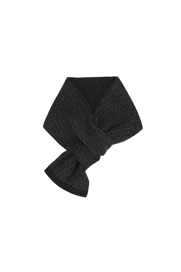 니트 기하학 패턴 투웨이 쁘띠 머플러 D/그린 (AMAFAMF40223)는 캐시미어 혼방 소재로 제작되어 부드러운 촉감을 선사합니다. 가을과 겨울에 따뜻하게 착용할 수 있으며, 투톤 컬러의 기하학 패턴이 캐주얼하면서도 세련된 스타일을 연출합니다. 쁘띠 스타일로 스타일리시함을 더하고, 겨울 데일리룩과 산책룩에 포인트 아이템으로 활용하기 좋습니다. 다양한 스타일(캐주얼, 클래식, 미니멀)에 매치하여 폭넓게 활용할 수 있는 머플러입니다.
