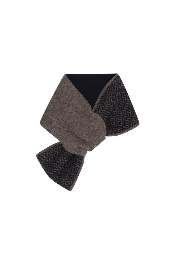 네이비 컬러의 니트 물결패턴 투웨이 쁘띠 머플러입니다. 부드러운 니트 소재로 제작되어 가을, 겨울철 따뜻하게 착용하기 좋으며, 캐주얼, 베이직 스타일을 연출하기에 적합합니다. 지그재그 투톤 패턴과 배색 디자인이 돋보이며, 얇은 두께감으로 답답함 없이 착용할 수 있습니다. 투웨이 디자인으로 다양한 스타일을 연출할 수 있으며, FREE 사이즈로 제작되었습니다. 겨울 데일리룩, 산책룩, 카페룩 등 다양한 TPO에 활용하여 미니멀하고 클래식한 분위기를 더해보세요.
