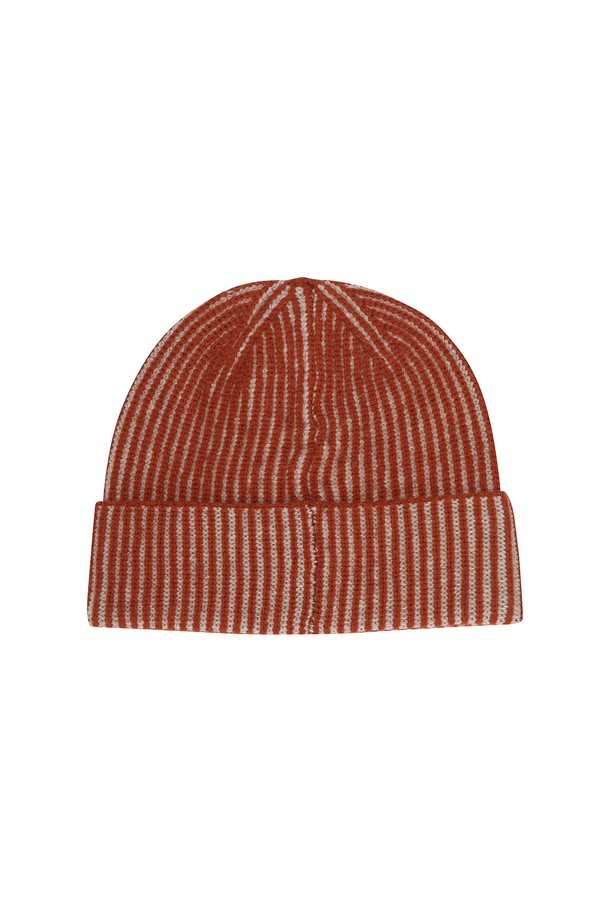 오렌지 컬러의 니트 투톤 멀티스트라이프 비니(AMAFACP45166)입니다. 울과 캐시미어 혼방 소재로 제작되어 부드러운 촉감을 선사하며, 가을과 겨울에 따뜻하게 착용하기 좋습니다. 투톤 스트라이프 패턴과 골조직 디테일이 돋보이며, 나침반 라벨 장식으로 포인트를 더했습니다. 클래식, 미니멀, 캐주얼 스타일 모두 소화 가능하며, 겨울 데일리룩, 산책룩, 카페룩 등 다양한 TPO에 활용하기 좋습니다. 남녀 공용으로 착용할 수 있는 디자인입니다.
