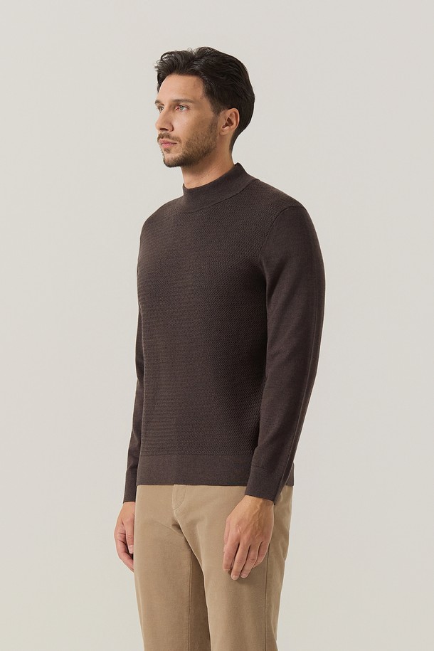 울 100% 앞판 조직 하프 터틀 니트 D/브라운 (AM0FTST40258)는 가을과 겨울, 출근룩과 비즈니스 캐주얼에 적합한 남성용 니트입니다. 다크브라운 색상의 레귤러핏으로, 베이직하고 클래식한 분위기를 연출합니다. 하프넥 터틀넥 디자인으로 보온성을 높였으며, 부드러운 촉감의 두꺼운 울 소재를 사용하여 고급스러움을 더했습니다. 미니멀한 스타일을 선호하는 분들께 추천하며, 긴 소매 기장과 무지 패턴으로 다양한 하의와 매치하기 용이합니다.
