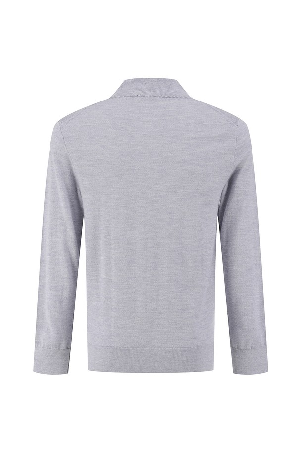 울 100% 앞판조직 하프 터틀 니트 L/그레이 (AM0FTST40232)는 가을, 겨울 시즌에 어울리는 베이직 스타일의 상의입니다. 하프 터틀넥 디자인과 긴소매로, 출근룩과 모임룩에 모두 활용 가능합니다. 레귤러핏으로 제작되었으며, 클래식, 미니멀, 캐주얼 스타일을 연출하기 좋습니다. 그레이 컬러의 무지 디자인으로 다양한 하의와 코디네이션이 용이합니다. 울 100% 소재로 제작되어 부드러운 촉감과 보온성을 제공합니다.
