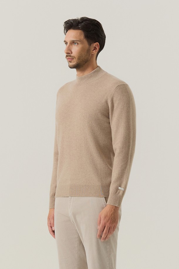 캐시미어 100% 소재의 남성용 반터틀넥 니트입니다. 베이지 컬러에 레귤러 핏으로, 가을과 겨울에 따뜻하고 포근하게 착용할 수 있습니다. 미니멀하고 베이직한 디자인으로 출근룩, 비즈니스 캐주얼, 데이트룩 등 다양한 TPO에 활용하기 좋습니다. 부드러운 촉감의 두꺼운 두께감으로 고급스러운 분위기를 연출하며, 캐시미어 100%의 우수한 보온성을 자랑합니다. 긴 소매 기장과 무지 패턴으로 어떤 스타일에도 쉽게 매치할 수 있습니다.
