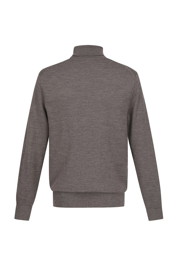 **상품명:** 롱 터틀 울 니트 브라운 (AM0FTST40357)

부드러운 울 소재로 제작되어 따뜻하고 포근한 착용감을 선사하는 롱 터틀넥 니트입니다. 베이직한 디자인과 브라운 컬러로, 가을, 겨울철 다양한 스타일 연출에 활용하기 좋습니다. 롱 기장과 레귤러 핏으로 편안한 착용감을 제공하며, 클래식, 미니멀, 캐주얼 룩에 모두 잘 어울립니다. 긴 소매와 터틀넥 디자인으로 보온성을 높여 추운 날씨에도 따뜻하게 입을 수 있습니다. 무지 패턴으로 어떤 하의와도 매치하기 쉬워 활용도가 높습니다.
