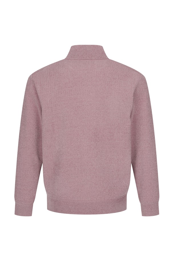 부드러운 셔닐 소재와 융 기모 본딩으로 따뜻함을 더한 핑크 컬러의 여성 반짚업 니트입니다. 쌀쌀한 가을, 겨울 시즌에 어울리는 두꺼운 두께감으로 포근하게 착용할 수 있습니다. 캐주얼, 미니멀, 클래식 스타일의 출근룩에 매치하기 좋으며, 레귤러핏 크롭 기장으로 세련된 실루엣을 연출합니다. 무지 디자인에 반직업 네크라인과 긴 소매가 특징이며, 부드러운 촉감으로 편안하게 착용할 수 있습니다.
