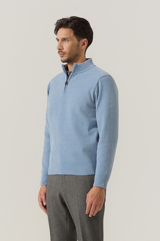 부드러운 셔닐 소재와 융본딩 안감으로 따뜻함을 더한 남성용 셔닐 융본딩 반짚업 니트입니다. 베이직한 디자인에 레귤러 핏으로 제작되어 출근룩이나 비즈니스 캐주얼 스타일에도 잘 어울립니다. 가을, 겨울 시즌에 활용하기 좋으며, 클래식, 미니멀, 캐주얼 등 다양한 스타일을 연출할 수 있습니다. 블루 컬러와 긴 소매, 반짚업 네크라인이 특징이며, 무지 패턴으로 깔끔함을 더했습니다. AM0FTSE45141 제품으로, 편안한 착용감을 선사합니다.
