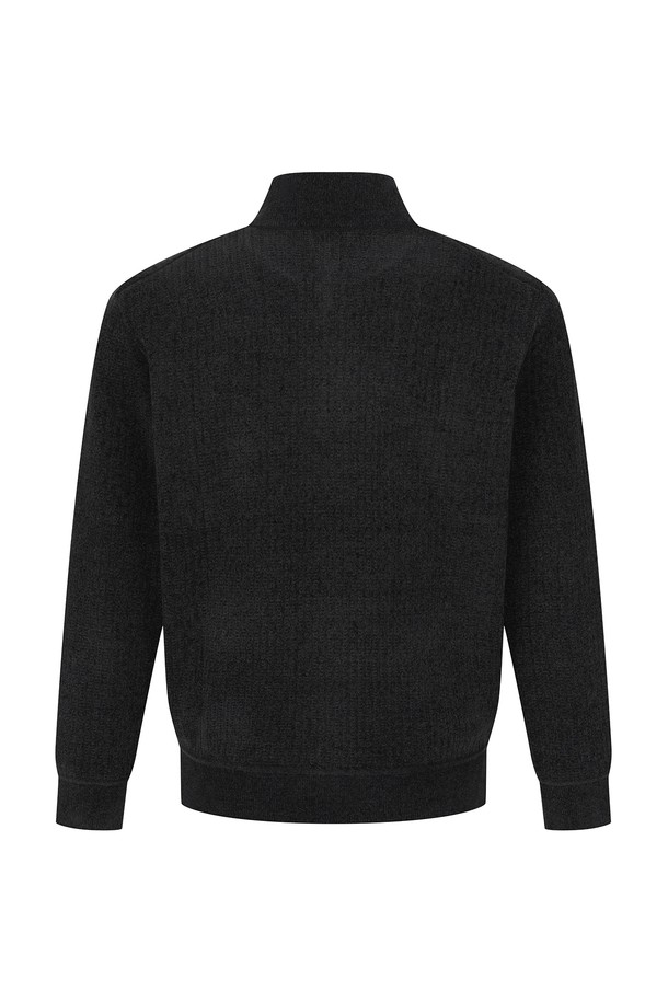 따뜻하고 포근한 셔닐 융본딩 반짚업 니트입니다. 부드러운 셔닐 소재에 융본딩 안감을 더해 보온성을 높였으며, 가을과 겨울에 편안하게 착용하기 좋습니다. D/그린 컬러의 무지 디자인으로, 베이직하고 미니멀한 스타일을 연출할 수 있습니다. 반집업 디자인으로 스타일리시함을 더했으며, 집콕룩이나 산책룩 등 다양한 TPO에 활용하기 좋습니다. 레귤러핏으로 제작되어 편안한 착용감을 선사합니다.
