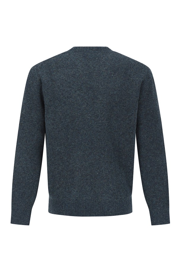 알파카 울 혼방 라운드 니트 D/블루 (AM0FTSR45345)는 가을, 겨울 시즌에 어울리는 남성용 라운드넥 니트입니다. 부드러운 촉감의 알파카와 울 혼방 소재로 제작되어 포근함을 선사하며, 레귤러핏 디자인으로 편안한 착용감을 제공합니다. 다크블루 컬러와 무지 패턴이 어우러져 베이직하면서도 세련된 스타일을 연출하며, 출근룩 및 비즈니스 캐주얼, 클래식, 미니멀, 캐주얼 스타일 모두에 잘 어울립니다. 두꺼운 두께감과 긴 소매 기장으로 보온성을 높였습니다.
