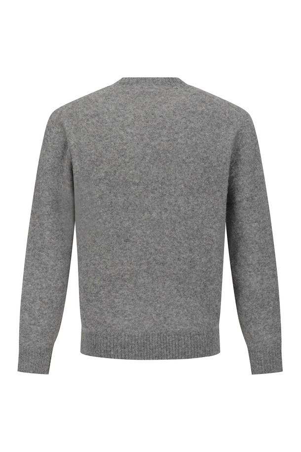 알파카 울 혼방 라운드 니트 그레이 (AM0FTSR45334)는 부드러운 촉감의 알파카와 울 혼방 소재로 제작되어 가을과 겨울에 따뜻하게 착용하기 좋습니다. 미니멀하고 베이직한 스타일의 라운드넥 니트로, 레귤러 핏과 긴소매 디자인으로 편안한 착용감을 선사합니다. 무지 패턴의 그레이 컬러로 어떤 룩에도 쉽게 매치할 수 있으며, 출근룩이나 모임룩 등 다양한 TPO에 활용 가능합니다. 클래식, 미니멀, 캐주얼 스타일을 즐겨 입는 분들께 추천하는 두꺼운 두께감의 니트입니다.
