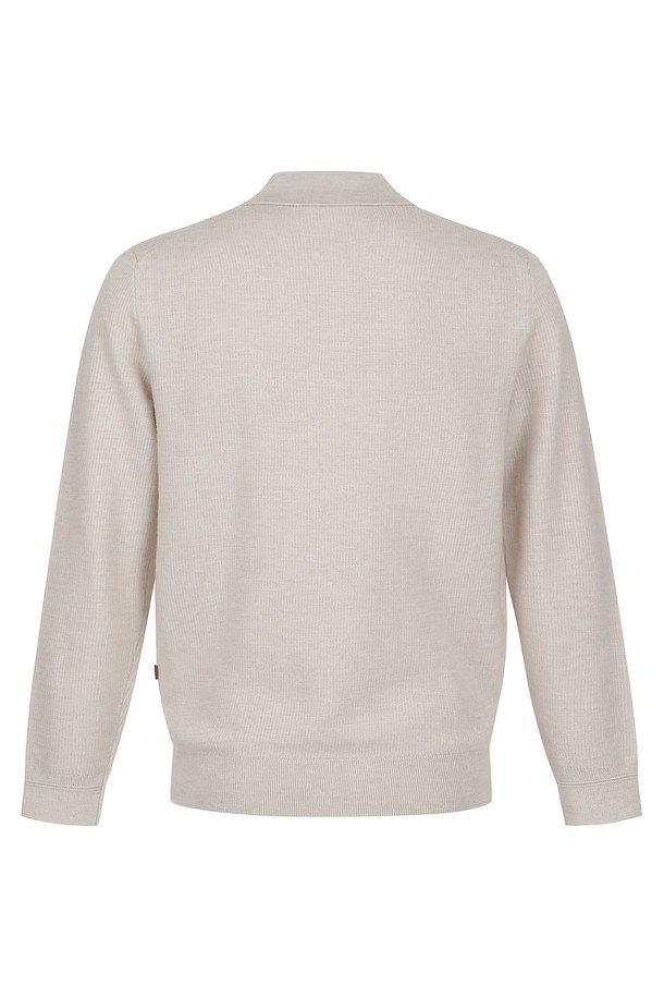 울 100% 소재의 앞판 조직 티에리 니트 L/베이지 (AM0FTSY40251)는 가을과 겨울에 착용하기 좋은 남성용 폴로넥 니트입니다. 베이직하고 클래식한 스타일로, 출근룩, 비즈니스 캐주얼, 모임룩 등 다양한 TPO에 활용할 수 있습니다. 부드러운 촉감의 두꺼운 울 소재로 제작되어 보온성이 뛰어나며, 레귤러핏으로 편안하게 착용 가능합니다. 미니멀한 디자인과 베이지 컬러가 세련된 분위기를 연출합니다. 긴 소매 기장의 무지 니트로, 어떤 스타일에도 쉽게 매치할 수 있습니다.
