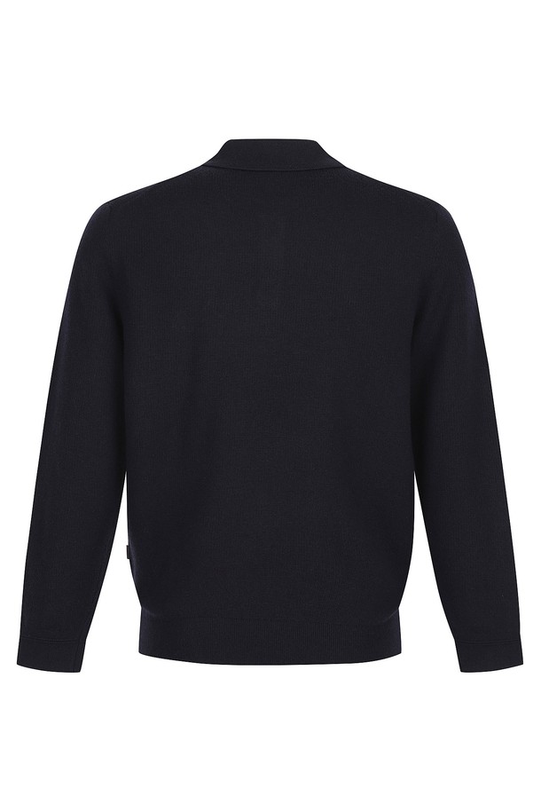 네이비 색상의 울(wool) 100% 소재로 제작된 앞판 조직 티에리 니트입니다. 가을과 겨울, 두 계절에 걸쳐 활용하기 좋은 두께감의 라운드넥 긴소매 니트입니다. 베이직한 디자인으로 출근룩, 비즈니스 캐주얼 등 다양한 TPO에 매치하기 용이합니다. 레귤러핏으로 제작되어 편안한 착용감을 선사하며, 클래식, 미니멀, 캐주얼 등 폭넓은 스타일을 소화합니다. 부드러운 촉감과 무지 패턴으로, 어떤 룩에도 자연스럽게 녹아듭니다.
