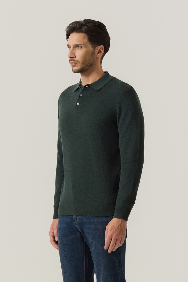 울 100% 앞판 조직 티에리 니트 그린 (AM0FTSY40222)은 가을과 겨울, 당신의 스타일을 책임질 남성용 폴로넥 니트입니다. 베이직하고 클래식한 무드를 살린 레귤러핏 디자인으로, 출근룩, 비즈니스 캐주얼, 모임룩 등 다양한 TPO에 활용할 수 있습니다. 부드러운 촉감의 울 100% 소재로 제작되어 따뜻함과 편안함을 동시에 선사하며, 두꺼운 두께감으로 겨울철에도 든든하게 착용 가능합니다. 긴 소매와 무지 패턴이 어떠한 스타일에도 잘 어울리는 미니멀하고 클래식한 매력을 더합니다.
