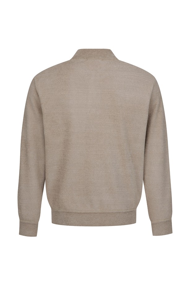 **융본딩 부클 반짚업 니트 베이지 (AMSFTSE40153)**는 가을, 겨울 시즌에 어울리는 남성용 상의입니다. 부드러운 촉감의 부클 소재와 두꺼운 두께감으로 보온성을 높였으며, 융본딩 안감으로 포근함을 더했습니다. 베이직하고 캐주얼한 스타일로, 일상에서 편안하게 착용하기 좋으며, 레귤러핏과 반짚업 네크라인이 특징입니다. 활동성이 우수하여 겨울 데일리룩, 집콕룩, 산책룩 등 다양한 TPO에 활용 가능하며, 캐주얼, 미니멀, 클래식 스타일을 연출하기 좋습니다.
