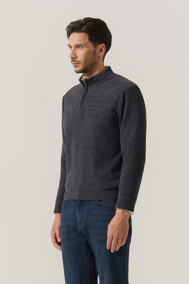 **융본딩 부클 반짚업 니트 차콜 (AMSFTSE40138)**는 부드러운 부클 소재로 제작되어 포근한 착용감을 선사합니다. 차콜 컬러의 무지 디자인에 레귤러 핏, 하프넥, 긴 소매 기장으로 베이직하면서도 캐주얼한 스타일을 연출합니다. 안감 융본딩 처리와 두꺼운 두께감으로 가을, 겨울철 따뜻하게 입을 수 있으며, 출근룩과 모임룩에 활용하기 좋습니다. 반집업 디테일로 포인트를 더해 캐주얼, 클래식, 미니멀 스타일을 모두 소화할 수 있는 활용도 높은 니트입니다.
