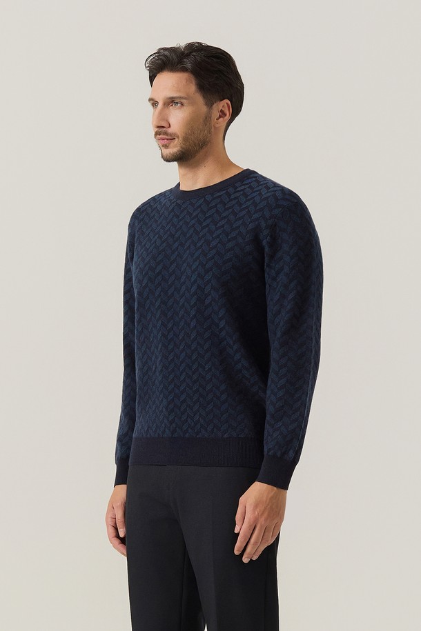 **자카드 조직 라운드 니트 네이비 (AM0FTSR45249)**는 가을과 겨울에 어울리는 남성용 라운드넥 니트입니다. 베이직하고 클래식한 스타일로, 출근룩, 비즈니스 캐주얼, 모임룩 등 다양한 TPO에 활용 가능합니다. 울과 아크릴 혼방의 부드러운 촉감과 두꺼운 두께감으로 따뜻함을 선사하며, 레귤러핏으로 편안하게 착용할 수 있습니다. 자카드 패턴 조직으로 은은한 포인트를 더했으며, 긴 소매 기장으로 디자인되었습니다. 미니멀하고 클래식한 스타일을 연출하기에 좋습니다.
