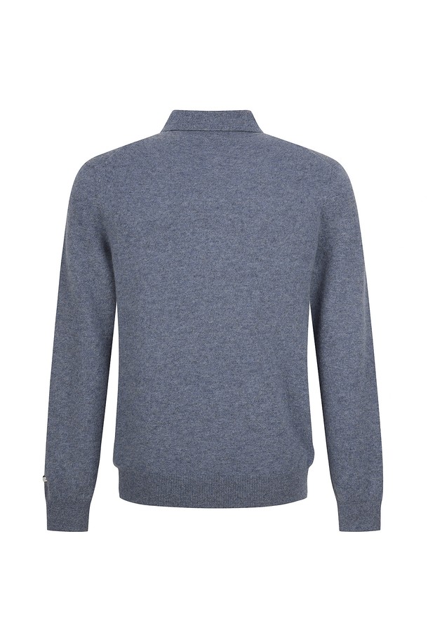 캐시미어 100% 티에리 니트 블루 (AM0FTSY40143)는 부드러운 촉감과 따뜻함을 선사하는 남성용 니트입니다. 베이직하고 클래식한 스타일로 출근룩, 비즈니스 캐주얼, 모임룩 등 다양한 TPO에 활용하기 좋습니다. 레귤러핏에 카라넥 디자인으로, 가을과 겨울에 어울리는 두꺼운 두께감의 긴소매 니트입니다. 은은한 블루 컬러의 무지 패턴으로 미니멀하면서도 세련된 분위기를 연출합니다. 캐시미어 100% 소재로 제작되어 고급스러운 착용감을 제공합니다.
