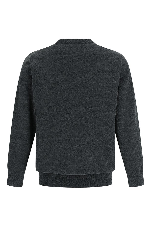 **셔닐 라운드 니트 D/그레이 (AMSFTSR40137)**는 부드러운 셔닐 소재로 제작되어 포근한 착용감을 선사하는 공용 니트입니다. 다크그레이 컬러의 무지 디자인으로, 가을과 겨울철에 베이직하고 미니멀한 스타일을 연출하기 좋습니다. 레귤러핏 라운드넥 긴소매 디자인으로, 출근룩은 물론 다양한 일상 스타일에도 활용할 수 있습니다. 두꺼운 두께감과 높은 보온성으로 추운 날씨에도 따뜻하게 몸을 감싸줍니다. 클래식하고 캐주얼한 무드를 동시에 즐길 수 있는 실용적인 니트입니다.
