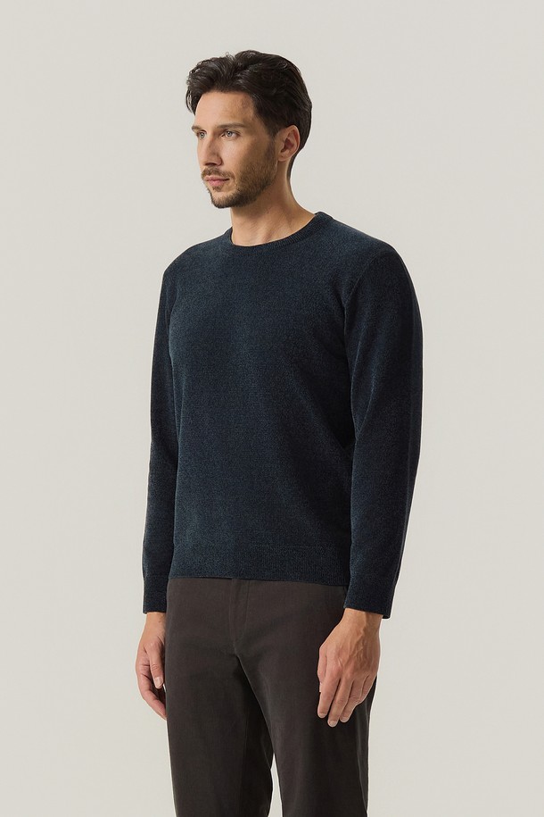 **셔닐 라운드 니트 D/그린 (AMSFTSR40123)**

부드러운 셔닐 소재로 제작되어 포근한 착용감을 선사하는 남성용 라운드넥 니트입니다. 다크 그린 컬러의 무지 디자인으로 미니멀하고 클래식한 스타일을 연출합니다. 가을, 겨울 시즌에 적합하며, 두꺼운 두께감과 보온성으로 따뜻하게 착용할 수 있습니다. 레귤러핏으로 제작되어 편안한 활동성을 제공하며, 일상복으로 활용하기 좋습니다. 긴 소매 기장으로 답답함 없이 안정감 있는 핏을 선사합니다.
