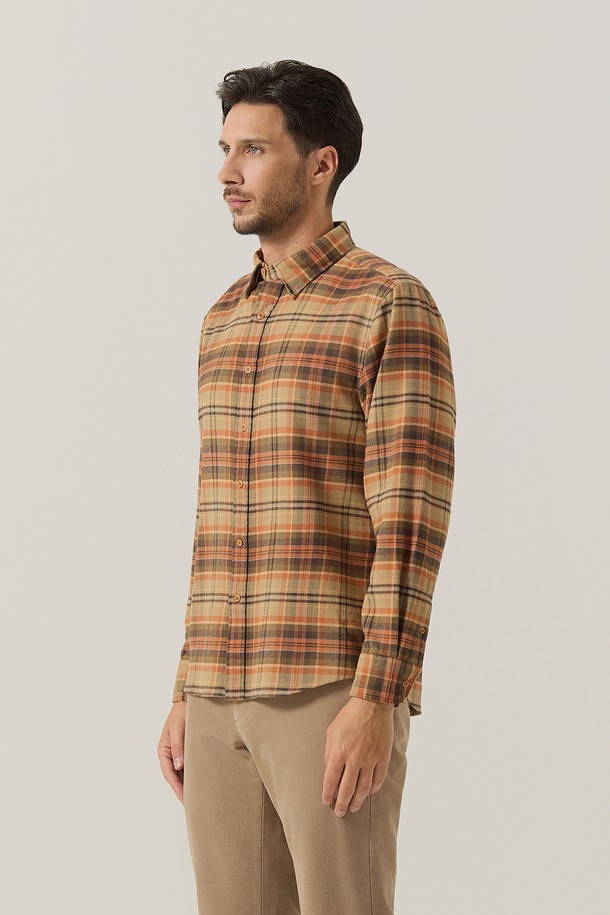 플란넬 오렌지 체크 셔츠(AM0FTWB45366)는 캐주얼 스타일을 위한 남성 셔츠입니다. 가을과 겨울에 어울리는 두꺼운 두께감과 부드러운 촉감의 플란넬 소재로 제작되어 따뜻한 착용감을 선사합니다. 오렌지 컬러의 체크 패턴이 돋보이며, 레귤러핏과 긴소매 디자인으로 일상, 출근룩, 모임룩 등 다양한 TPO에 활용 가능합니다. 카라 넥 라인으로 클래식하고 미니멀한 스타일 연출에도 용이합니다.
