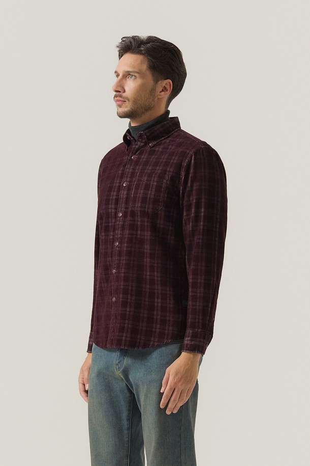 따뜻하고 부드러운 코듀로이 소재의 체크 패턴 셔츠입니다. 가을, 겨울 시즌에 어울리는 두꺼운 두께감으로 포근하게 착용할 수 있습니다. 와인 컬러의 체크 패턴이 캐주얼하면서도 베이직한 무드를 연출합니다. 레귤러핏과 카라넥 디자인으로, 출근룩이나 데이트룩 등 다양한 TPO에 활용 가능합니다. 긴 소매 기장으로 보온성을 높였으며, 부드러운 촉감이 특징입니다.
