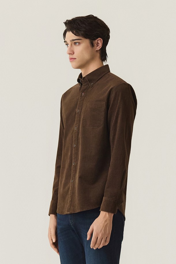 **투톤 코듀로이 스트레치 셔츠 브라운 (AM0FTWB45157)**

가을과 겨울, 당신의 품격을 더해줄 남성용 투톤 코듀로이 셔츠입니다. 부드러운 촉감의 코듀로이 소재에 스트레치 기능이 더해져 편안한 착용감을 선사합니다. 차이나칼라와 레귤러핏 디자인으로 제작되었으며, 캐주얼, 클래식, 미니멀 스타일을 소화하기 좋습니다. 출근룩 또는 비즈니스 캐주얼로 활용하여 세련된 분위기를 연출해보세요. 톤 다운된 브라운 컬러가 어떤 스타일에도 은은하게 녹아듭니다.
