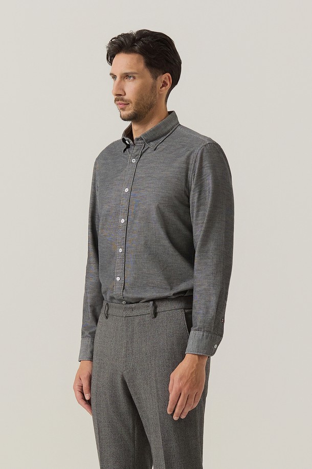 다크그레이 컬러의 투톤 멜란지 셔츠입니다. 남성용 셔츠로, 봄, 가을에 착용하기 좋으며 베이직한 스타일을 연출합니다. 레귤러핏에 긴 소매 기장, 카라 네크라인으로 제작되었습니다. 출근룩과 비즈니스 캐주얼에 적합하며, 클래식, 미니멀, 캐주얼 스타일을 모두 소화할 수 있습니다. 멜란지 패턴의 투톤 디자인이 특징입니다.
