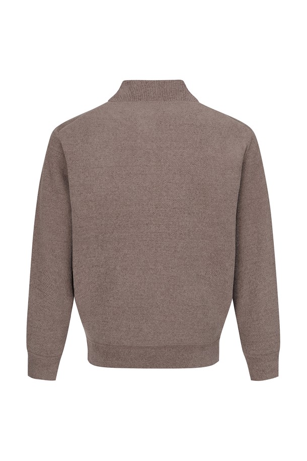 **융본딩 셔닐 풀짚업 가디건 베이지 (AMSFTSC40153)**

부드럽고 포근한 셔닐 소재에 융본딩 처리를 더해 보온성을 극대화한 가을, 겨울용 가디건입니다. 베이직한 디자인에 풀짚업 스타일로 간편하게 착용 가능하며, 일상, 집콕, 산책 등 다양한 TPO에 활용하기 좋습니다. 미니멀, 캐주얼, 클래식 등 어떤 스타일에도 잘 어울리는 활용도 높은 아이템입니다. 베이지 컬러의 무지 디자인으로 어떤 옷에도 쉽게 매치할 수 있습니다. 긴 소매 기장과 두꺼운 두께감으로 추운 날씨에도 따뜻하게 몸을 감싸줍니다.
