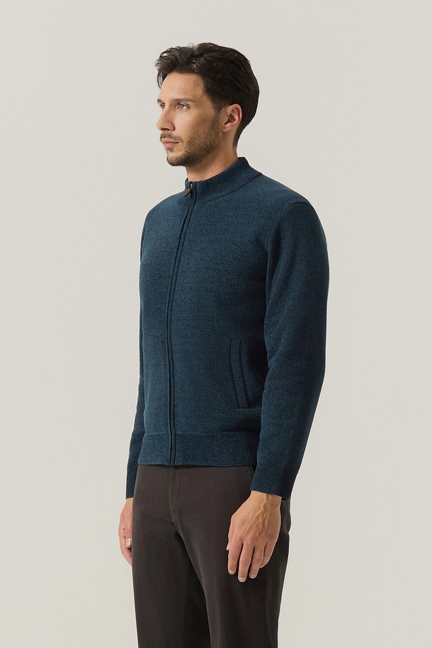 다크 그린 컬러의 융본딩 셔닐 풀짚업 가디건 (AMSFTSC40123)입니다. 부드러운 셔닐 소재에 융본딩 안감을 더해 보온성을 높였으며, 두꺼운 두께감으로 가을, 겨울 시즌에 따뜻하게 착용하기 좋습니다. 하이넥 디자인과 레귤러핏으로 제작되어 베이직하면서도 클래식, 미니멀, 캐주얼 스타일을 모두 소화할 수 있습니다. 지퍼 여밈 방식으로 편안하게 착용 가능하며, 출근룩이나 데이트룩 등 다양한 TPO에 활용할 수 있습니다. 긴소매 기장으로 어떤 스타일에도 잘 어울리는 활용도 높은 아이템입니다.
