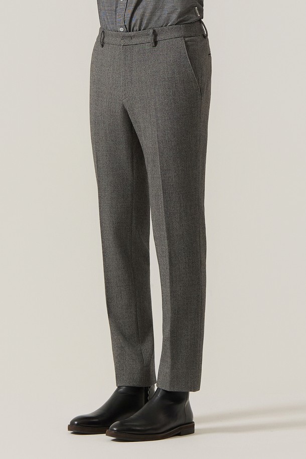 울라이크 스트레치 기모 슬랙스 팬츠 그레이 (AM0FBPS40234)는 가을, 겨울 시즌에 착용하기 좋은 남성용 슬랙스입니다. 베이직하고 클래식한 스타일로, 출근룩, 비즈니스 캐주얼, 모임룩에 적합합니다. 레귤러핏 스트레이트 핏으로 제작되었으며, 겉감은 부드러운 촉감의 기모 소재로, 안감 또한 기모 처리되어 보온성을 높였습니다. 무지 디자인에 긴 기장으로, 미니멀, 캐주얼 스타일을 연출하기 좋습니다. 신축성이 있어 편안한 착용감을 제공합니다.
