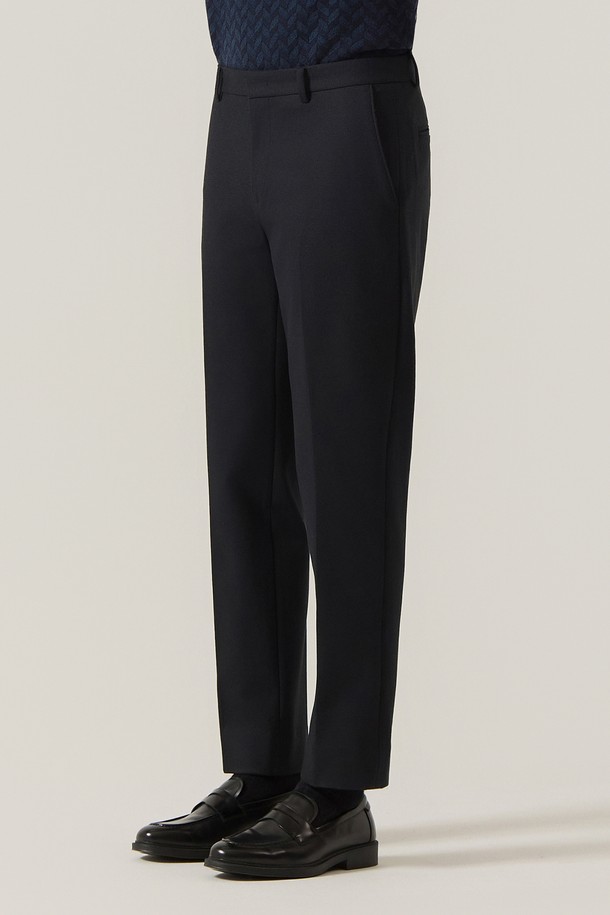 네이비 컬러의 투톤 프린트 디자인이 돋보이는 남성용 울라이크 슬랙스 팬츠입니다. 가을과 겨울에 착용하기 좋은 두꺼운 두께감으로, 부드러운 촉감이 특징입니다. 클래식하고 베이직한 스타일로, 레귤러핏으로 제작되어 편안한 착용감을 선사합니다. 오피스룩, 비즈니스 캐주얼, 출근룩 등 다양한 TPO에 활용하기 좋으며, 미니멀하고 시크한 스타일을 연출하기에 적합합니다. 울라이크 소재 특유의 고급스러운 분위기를 자아내며, 투톤 프린트 디자인이 세련된 포인트를 더합니다.
