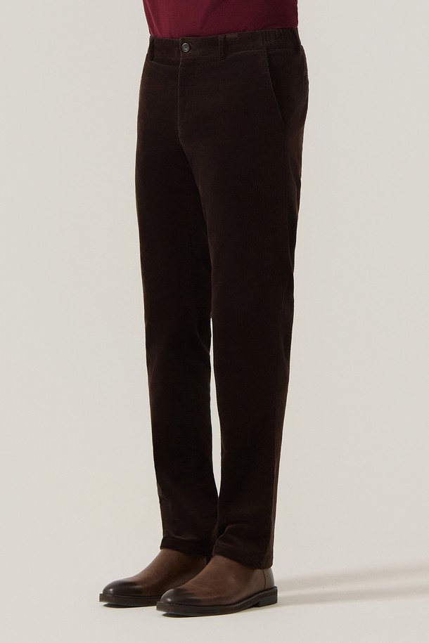 **코듀로이 발열 슬림핏 기모 팬츠 D/브라운 (AM0FBPC45458)**는 부드러운 코듀로이 소재로 제작되어 따뜻하고 편안한 착용감을 선사합니다. 안감에 기모 처리가 되어 뛰어난 보온성을 제공하며, 슬림핏 디자인으로 스타일리시하게 연출할 수 있습니다. 베이직한 디자인과 브라운 컬러는 다양한 상의와 매치하기 용이하며, 겨울철 출근룩에 적합합니다. 발열 기능으로 추운 날씨에도 따뜻하게 활동할 수 있으며, 긴 기장으로 다리 전체를 포근하게 감싸줍니다. 클래식, 미니멀, 캐주얼 등 다양한 스타일을 연출할 수 있는 활용도 높은 아이템입니다.
