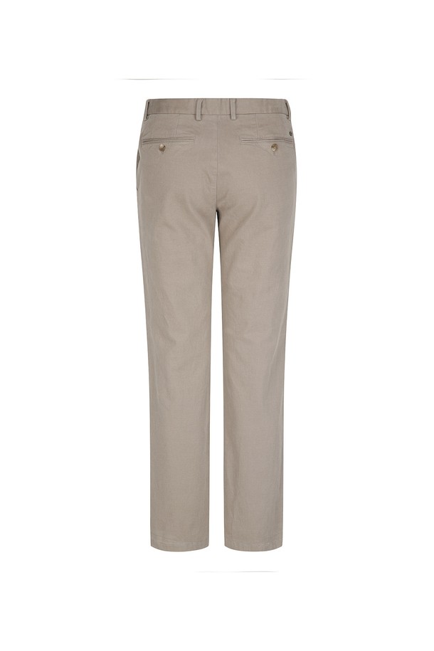 부드러운 코튼 블렌드 소재에 기모 안감을 더해 포근한 착용감을 선사하는 남성용 치노 팬츠입니다. 베이직하고 캐주얼한 스타일로 일상에서 편안하게 착용하기 좋으며, 가을과 겨울에 따뜻함을 유지해 줍니다. 스트레이트 핏과 레귤러핏으로 제작되어 편안한 착용감을 제공하며, 신축성이 있어 활동성을 높였습니다. 무지 디자인의 베이지 컬러로 다양한 상의와 쉽게 매치하여 미니멀, 캐주얼, 클래식 스타일을 연출할 수 있습니다.
