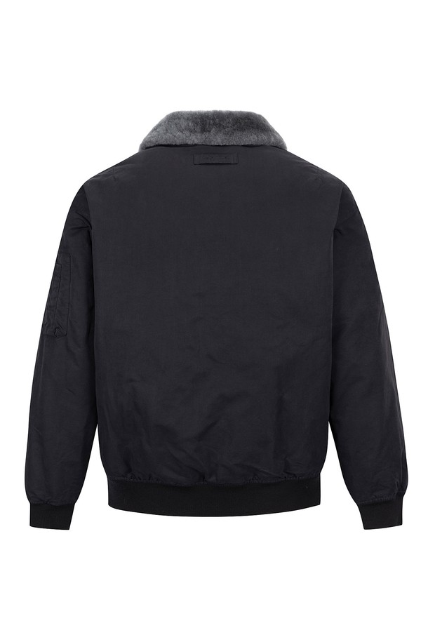 MA-1 구스다운 점퍼 블랙 (AM0FOJO45339)는 한겨울 추위를 완벽하게 막아줄 남성용 아우터입니다. 밀리터리 스타일과 캐주얼 무드를 동시에 느낄 수 있으며, 무지 패턴의 블랙 컬러로 어떤 옷에도 쉽게 매치할 수 있습니다. 오버핏 디자인에 탈착 가능한 양털 카라가 있어 더욱 따뜻하고 스타일리시하게 연출 가능합니다. 구스다운 80:20 충전재와 두꺼운 두께, 긴 소매 기장으로 보온성을 극대화했으며, 출근룩이나 연말 모임룩 등 다양한 TPO에 활용 가능합니다.
