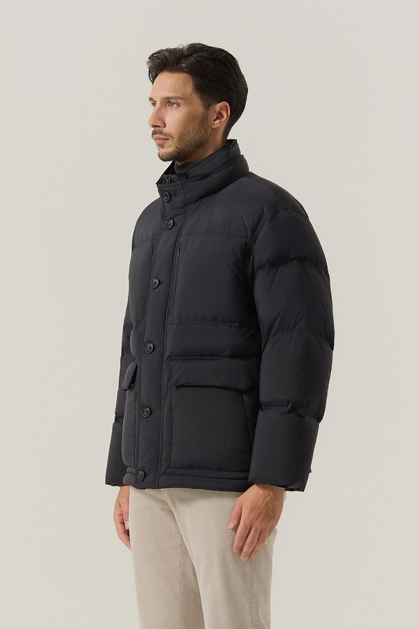 **퀼팅 아카이브테크 점퍼 차콜 (AM0FOAO45138)**는 겨울철 남성 캐주얼 스타일을 위한 필수 아이템입니다. 립스탑 소재를 사용하여 가볍지만 두꺼운 두께감으로 뛰어난 보온성을 제공하며, 머스크비 다운 충전재가 내장되어 더욱 따뜻합니다. 차콜 컬러의 오버핏 디자인에 퀼팅 패턴이 돋보이며, 버튼 여밈 방식으로 편안하게 착용할 수 있습니다. 방풍 기능과 내장된 바람막이 후드로 변덕스러운 날씨에도 끄떡없으며, 일상생활에서 미니멀, 고프코어 스타일을 연출하기 좋습니다.
