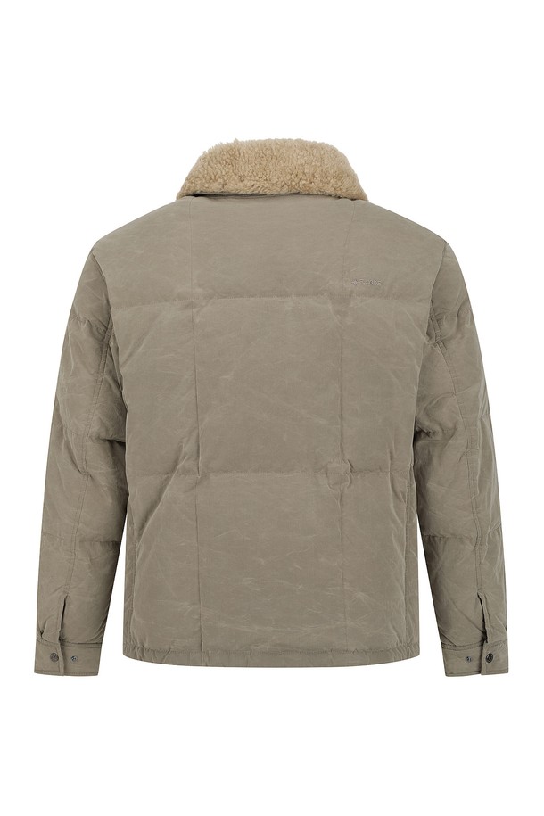 피그 왁스 워싱 다운 점퍼 D/베이지는 남성용 아우터 점퍼입니다. 겨울철 추위를 막아주는 두꺼운 두께감의 다운 코트 타입으로, 일상 및 캠핑룩에 잘 어울립니다. 빈티지한 스타일을 연출하며, 바이오 워싱과 크랙 텍스처, 피그먼트 염색 기법을 사용하여 독특한 워싱 무늬를 표현했습니다. 오버핏으로 제작되어 편안한 착용감을 선사하며, 집업 스타일로 간편하게 입고 벗을 수 있습니다. 긴 소매 기장의 레귤러 기장 점퍼입니다.
