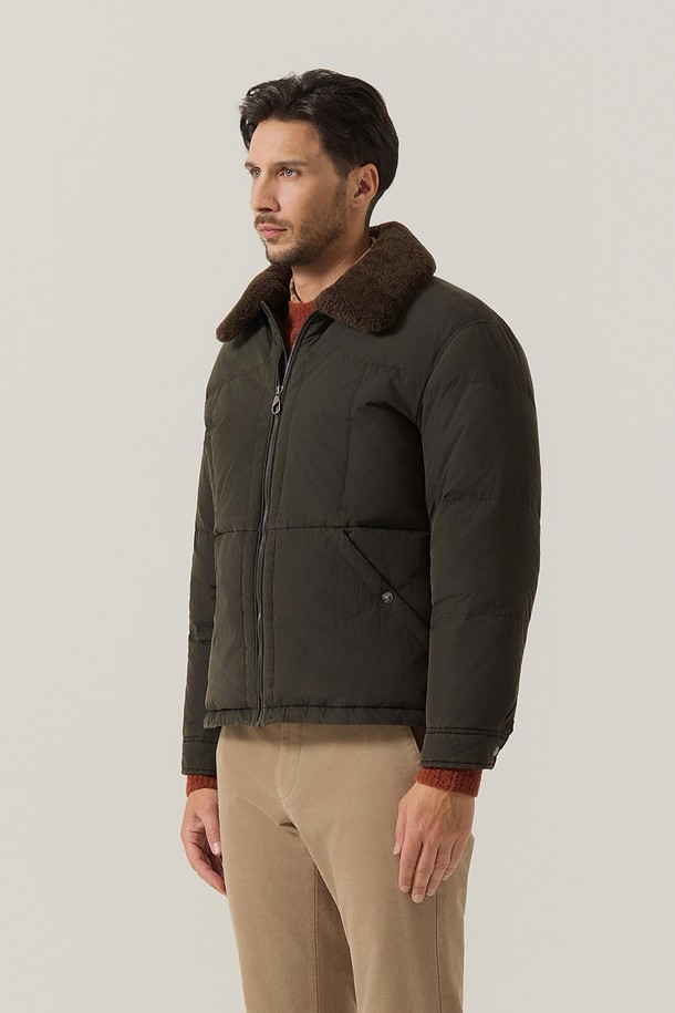 피그 왁스 워싱 다운 점퍼 차콜 (AM0FOJO45238)은 남성용 다운 점퍼입니다. 캐주얼 및 미니멀 스타일을 지향하며, 겨울철 일상과 출근룩에 적합합니다. 톤 다운된 차콜 컬러에 워싱 가공과 크랙 텍스처를 더해 빈티지한 멋을 살렸습니다. 두꺼운 두께감과 오버핏으로 제작되어 보온성을 높였으며, 집업 스타일로 간편하게 착용 가능합니다. 나일론 소재와 패딩 안감으로 제작되어 편안한 착용감을 제공합니다.
