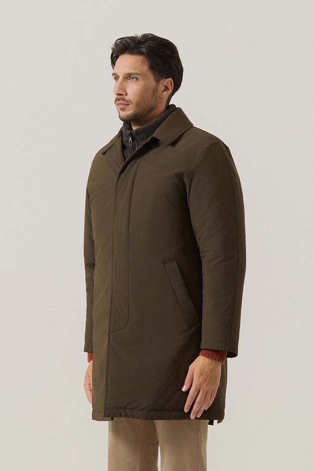 3WAY 파일럿 코트 D/카키(AM0FOCO45127)는 남성용 아우터로, 다크 카키 색상의 캐주얼하고 밀리터리 스타일을 연출합니다. 겨울철 보온성을 책임지는 두꺼운 두께의 무지 패턴 코트로, 오버핏으로 제작되었습니다. 나일론과 울 소재로 제작되어 3WAY 기능(구스다운 충전재 사용, 내피 분리 가능)을 갖춰 실용성을 높였습니다. 출근룩과 같은 TPO는 물론, 캐주얼, 클래식, 미니멀 스타일 모두 소화 가능한 활용도 높은 아이템입니다.
