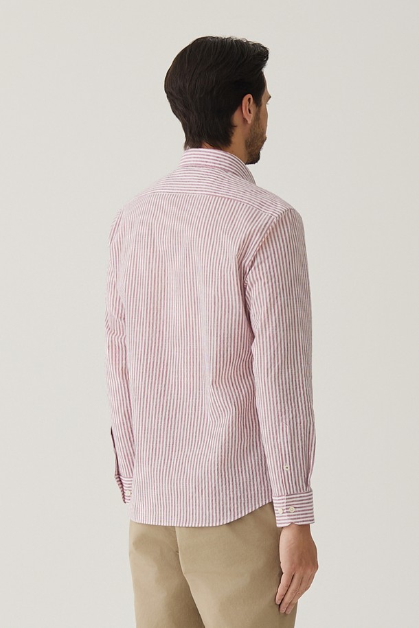 **스트라이프 셔츠 핑크 (AMSFTWB10173)**

부드러운 면 소재의 스트라이프 셔츠입니다. 봄, 여름에 어울리는 얇은 두께감과 통기성 좋은 디자인으로 제작되었습니다. 칼라 디테일과 레귤러 핏으로 캐주얼, 클래식, 미니멀 스타일을 연출하기 좋습니다. 데이트룩이나 카페룩에 활용하여 여성스러운 분위기를 더할 수 있습니다. 긴 소매 기장의 핑크 컬러 셔츠로 다양한 하의와 매치하여 세련된 스타일링을 완성해보세요.
