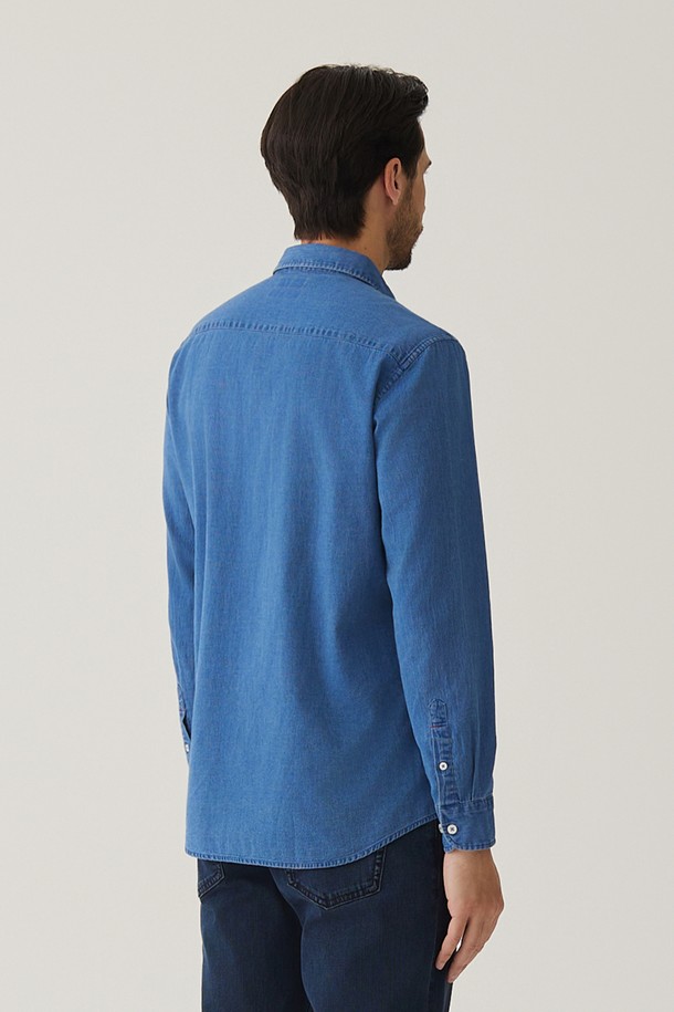 인디고 셔츠 블루 (AM0FTWB15243)는 부드러운 촉감의 면 소재로 제작되어 봄, 여름, 가을 계절에 착용하기 좋은 긴소매 셔츠입니다. 캐주얼하고 베이직한 스타일로, 데이트룩이나 카페룩에 잘 어울리며 루즈핏과 카라 디자인으로 편안함을 더했습니다. 인디고 염색과 데님워싱 가공, 도비 원단으로 은은한 텍스처를 살린 무지 셔츠입니다.
