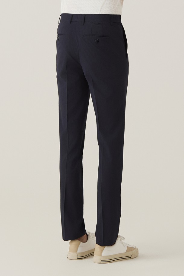 네이비 컬러의 컴포트핏 투톤조직 슬랙스입니다. 주름 방지 기능과 부드러운 촉감의 폴리에스테르, 나일론 혼방 소재로 제작되어 편안한 착용감을 선사합니다. 출근룩, 비즈니스 캐주얼은 물론, 미니멀하고 클래식한 스타일 연출에도 용이한 사계절용 슬랙스입니다.
