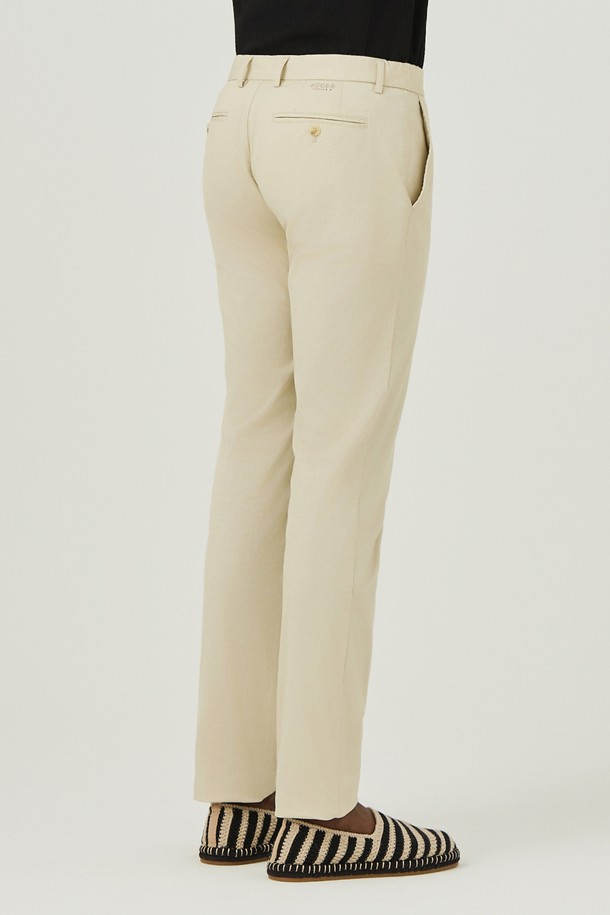 부드러운 면스판 소재와 마이크로 도비 워싱 가공으로 제작된 남성용 긴바지입니다. 베이직하고 캐주얼한 스타일로, 봄, 여름, 가을 계절에 활용하기 좋은 레귤러핏의 얇은 두께 팬츠입니다. 데이트룩, 카페룩 등의 TPO에 맞춰 미니멀, 클래식한 스타일을 연출할 수 있는 베이지 컬러의 치노팬츠입니다.
