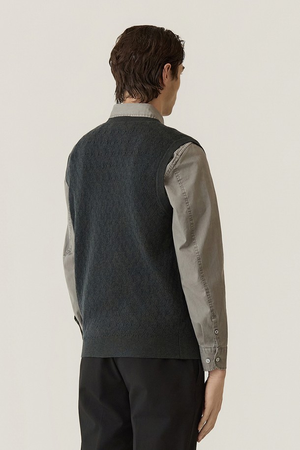 변형 아가일 조직 니트 베스트 D/그린 (AM0FTSV35123)는 클래식하고 베이직한 스타일의 남성용 베스트입니다. 가을과 겨울에 어울리는 두꺼운 두께감과 울 혼방 소재로 제작되어 따뜻함을 선사합니다. 레귤러핏의 브이넥 디자인에 아가일 패턴이 포인트로 들어가 세련된 느낌을 줍니다. 민소매 스타일로, 시즌 자켓이나 코트 안에 이너로 활용하기 좋습니다. 겨울 데일리룩, 오피스룩, 모임룩 등 다양한 TPO에 미니멀하고 캐주얼하게 스타일링할 수 있습니다.
