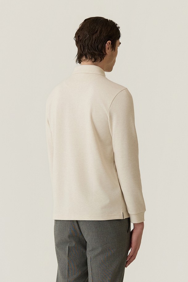 "전판 자카드 제에리 티셔츠 L/베이지 (AM0FTTY30251)"는 가을, 겨울 시즌에 어울리는 남성용 티셔츠입니다. 베이지 컬러에 헤링본 패턴으로 클래식하고 세련된 무드를 연출하며, 레귤러 핏으로 편안하게 착용 가능합니다. 울 혼방 소재로 제작되어 부드러운 촉감과 고급스러운 질감을 자랑하며, 기모 가공으로 따뜻함까지 더했습니다. 라운드넥과 긴소매 디자인으로 겨울 데일리룩, 모임룩, 비즈니스 캐주얼 등 다양한 TPO에 활용하기 좋습니다. 미니멀하고, 클래식한 스타일을 선호하는 분들께 추천합니다.
