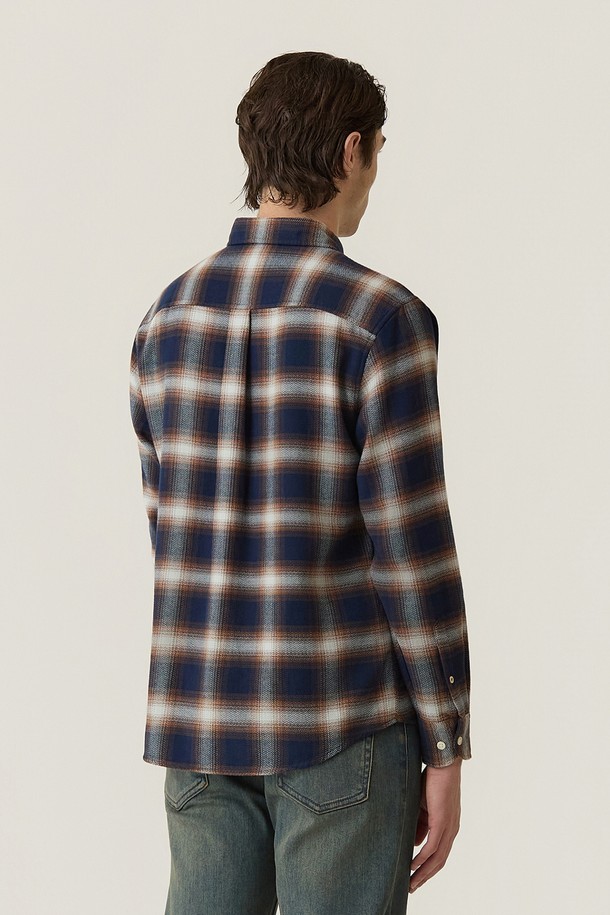 다크블루 컬러의 헤링본 조직 체크 셔츠입니다. 가을, 겨울 시즌에 적합하며, 캐주얼 스타일을 연출하기 좋습니다. 은은하게 짜여진 박체크 패턴과 부드러운 기모 소재로 포근한 착용감을 선사합니다. 레귤러핏과 차이나칼라 디자인으로 세련된 분위기를 더하며, 데일리룩, 데이트룩, 카페룩 등 다양한 TPO에 활용하기 좋습니다. 긴 소매 기장의 셔츠로, 캐주얼, 클래식, 미니멀 스타일을 즐겨 입는 남성분들께 추천합니다.
