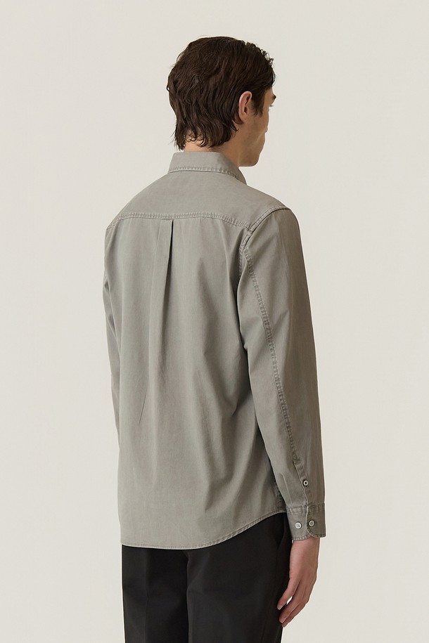 카치온 워싱 스트레치 셔츠 그레이 (AM0FTWB35134)는 남성용 셔츠로, 캐주얼한 일상 스타일에 적합합니다. 부드러운 촉감과 편안한 착용감을 제공하며, 봄, 가을에 착용하기 좋습니다. 레귤러 핏에 차이나칼라 디자인이 적용되었으며, 긴 소매와 워싱 디테일이 특징입니다. 스트레치 소재를 사용하여 활동성을 높였으며, 데이트룩, 카페룩과 같은 TPO에 잘 어울립니다. 캐주얼, 미니멀, 클래식 스타일을 선호하는 분들께 추천합니다.
