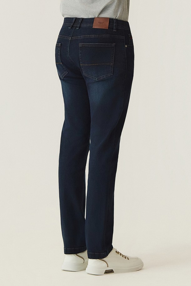 블루 데님 D/블루 (AM0FBPD35145)는 남성용 데님 팬츠입니다. 사계절 활용 가능한 레귤러핏 긴 바지로, 베이직한 스타일을 연출합니다. 무지 디자인에 워싱 가공을 더해 자연스러운 멋을 살렸으며, 데이트룩이나 카페룩에 잘 어울립니다. 캐주얼, 미니멀, 클래식 스타일을 즐겨 입는 분들께 추천합니다.
