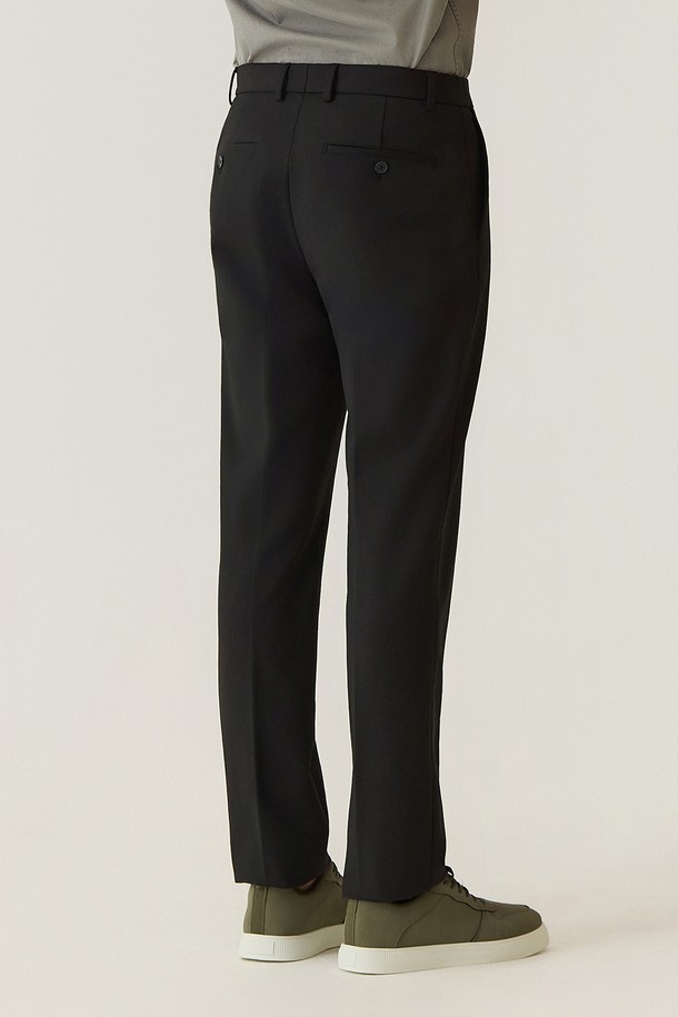 코튼 블렌드 스트레치 슬랙스 블랙 (AM0FBPS30139)는 남성용 슬랙스로, 베이직하고 클래식한 스타일을 추구하는 분들을 위한 사계절용 긴 바지입니다. 블랙 컬러의 무지 디자인으로, 출근룩, 비즈니스 캐주얼, 오피스룩 등 다양한 TPO에 적합합니다. 나일론, 면, 스판덱스 블렌드 소재로 제작되어 뻣뻣하지 않은 적절한 촉감과 뛰어난 스트레치 기능을 제공하여 편안한 착용감을 선사합니다. 레귤러핏으로 제작되었으며, 미니멀하고 시크한 스타일을 연출하기 좋습니다. 밴딩 디테일 없이 깔끔한 디자인으로, 폭넓은 상의와 매치하여 다양한 스타일을 완성할 수 있습니다.
