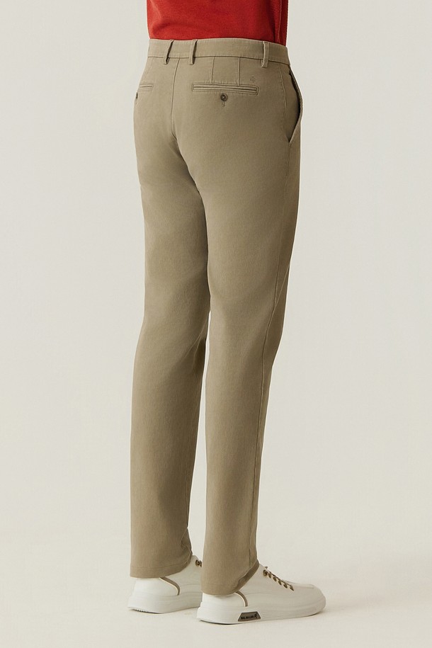 코튼 스트레치 카치온워싱 치노 팬츠 베이지 (AM0FBPC35153)는 부드러운 촉감과 슬림핏으로 편안함과 스타일을 동시에 잡은 남성용 치노 팬츠입니다. 면과 스판덱스 혼방의 스트레치 소재에 카치온워싱 및 바이오워싱 가공을 더하여 뛰어난 착용감과 내구성을 자랑합니다. 봄, 여름, 가을 시즌에 활용하기 좋으며, 베이직하고 캐주얼한 스타일로 데이트룩, 카페룩 등 다양한 TPO에 매치하기 좋습니다. 무지 디자인에 긴 기장으로 미니멀하고 클래식한 분위기를 연출하며, 어떤 상의와도 손쉽게 코디할 수 있습니다.
