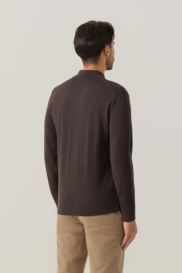 울 100% 앞판 조직 하프 터틀 니트 D/브라운 (AM0FTST40258)는 가을과 겨울, 출근룩과 비즈니스 캐주얼에 적합한 남성용 니트입니다. 다크브라운 색상의 레귤러핏으로, 베이직하고 클래식한 분위기를 연출합니다. 하프넥 터틀넥 디자인으로 보온성을 높였으며, 부드러운 촉감의 두꺼운 울 소재를 사용하여 고급스러움을 더했습니다. 미니멀한 스타일을 선호하는 분들께 추천하며, 긴 소매 기장과 무지 패턴으로 다양한 하의와 매치하기 용이합니다.
